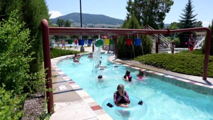 Niños refrescándose en un parque acuático de Canadá.