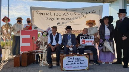 Varios de los turolenses que han reclamado un "tren digno".