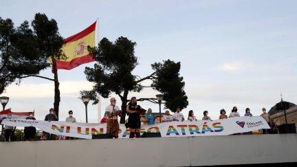 Lectura del manifiesto de la Marcha del Orgullo en la plaza de Colón (Foto: EFE)