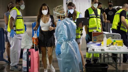 Realización de pruebas diagnosticas a los jóvenes procedentes de Salou (Tarragona).