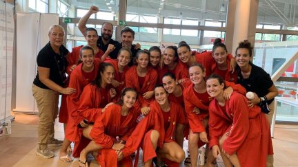 Andrea Sariñena, primera jugadora en la fila central por la izquierda, celebra con sus compañeras el bronce.