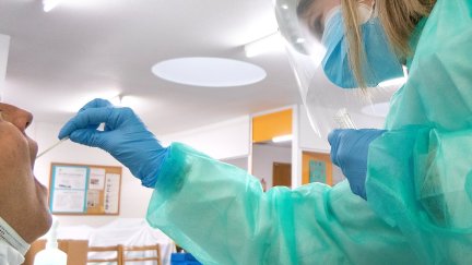 Una sanitaria, realizando un test PCR para detectar la COVID-19.