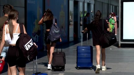 Jóvenes con maletas en la estación Delicias de Zaragoza.
