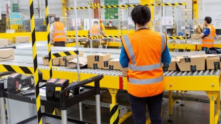 Trabajadores del centro logístico de Amazon en Alcalá de Henares. (EP)