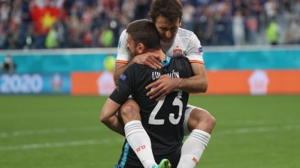 Oyarzabal abrazando a Unai Simón tras el penalti decisivo. Foto twitter Selección Española de Fútbol