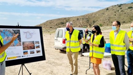 El consejero de Agricultura, Ganadería y Medio Ambiente, Joaquín Olona, ha visitado este martes las obras de la Balsa de La Portellada.
