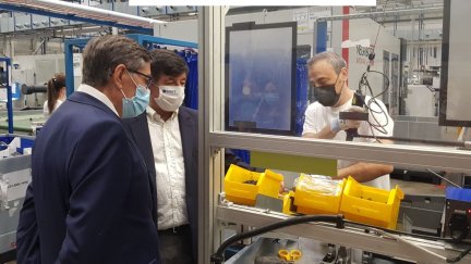 El consejero de Industria, Arturo Aliaga, en su visita a la planta de Sigit Automotive.