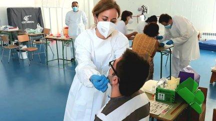 Una sanitaria, realizando un test PCR para detectar la COVID-19 (EP).