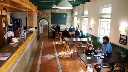 Interior de un establecimiento hostelero.