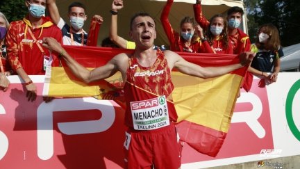 Eduardo Menacho celebra con los atletas españoles su título europeo de los 10.000 metros.