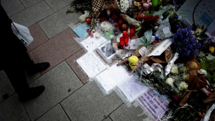 Vista de las flores y los mensajes dejados en el lugar en el que fue asesinado Samuel Luiz.