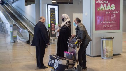 Viajeros procedentes de Marruecos en la T1 de Barajas.