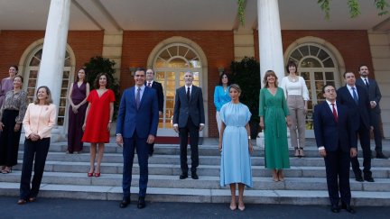 Pedro Sánchez posa con su nuevo Gobierno