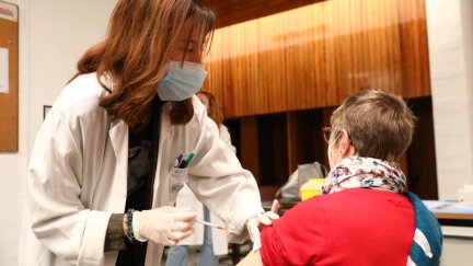 Una sanitaria administra una vacuna contra la COVID-19.