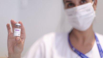 Una sanitaria sujeta una dosis de AstraZeneca contra la COVID-19 (EP).