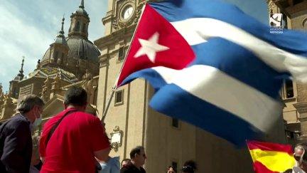 Uno de los manifestantes ondea una bandera de Cuba, en la Plaza del Pilar de Zaragoza.