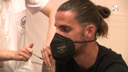 El jugador de la SD Huesca recibe la vacuna.