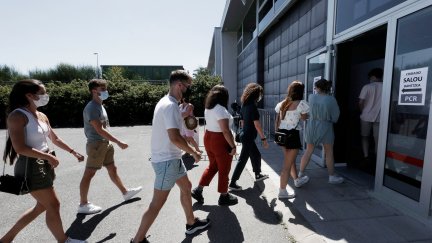 Varios jóvenes se realizan pruebas diagnósticas por la COVID-19