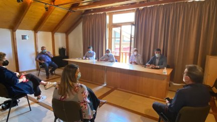 El presidente del PP-Aragón, Luis María Beamonte, se ha reunido con la Asociación Empresarial Valle de Tena (EP).