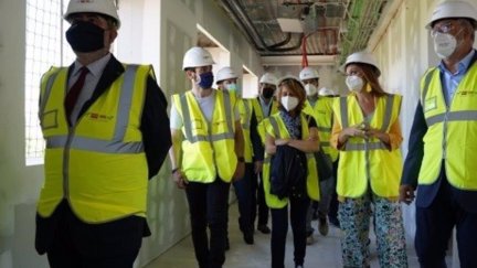 Autoridades en la visita a las obras de la nueva Facultad de Filosofía y Letras de la Universidad de Zaragoza.