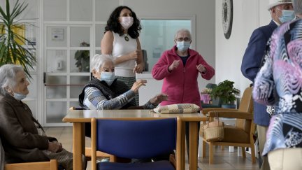 Ancianos en una residencia.