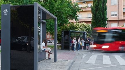 Autobús llegando a la parada en Zaragoza (EP).