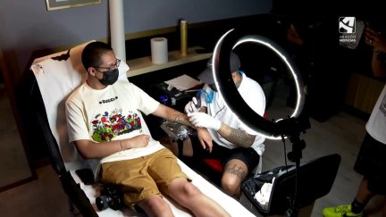 Un hombre se realiza un tatuaje.