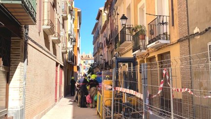 Bomberos del Ayuntamiento de Zaragoza trabajan en el edificio siniestrado.
