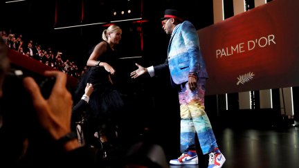 El director Spike Lee felicita Julia Ducournau, ganadora de la Palma de Oro en el Festival de Cannes.