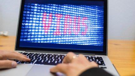 Imagen de un ordenador con la palabra virus en su pantalla (EP).