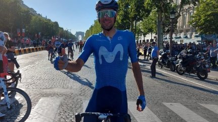 Jorge Arcas posa sonriente tras cruzar la meta en los Campos Elíseos de París.