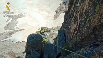 Rescate del cuerpo del montañero fallecido, en el pico Balaitús (Imagen: Guardia Civil).