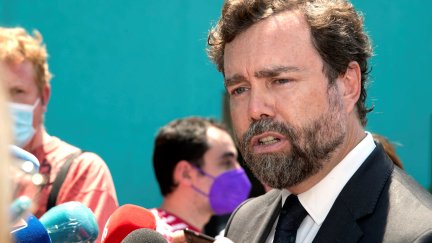 El portavoz de Vox en el Congreso atienden a los medios en su visita a Zaragoza (EFE).
