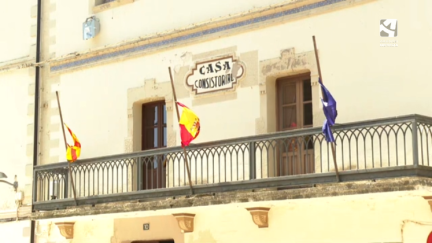 Balcón del Ayuntamiento de Luna con las banderas a media asta.