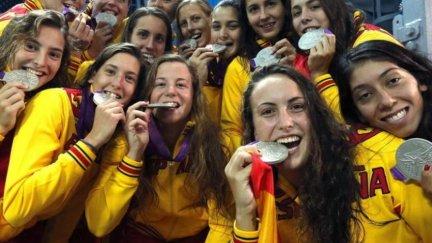 Andrea Blas, en primer plano a la derecha, posa con la plata olímpica lograda en Londres 2012.