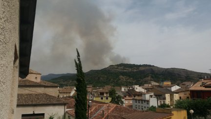 Imagen del humo del incendio que se contempla desde la localidad de Graus (Huesca)