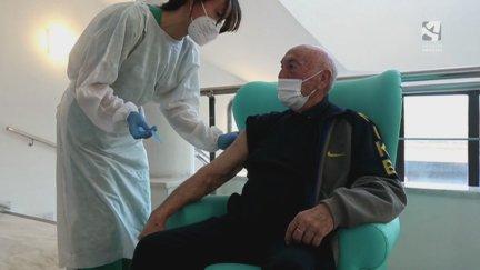 Una sanitaria vacunando frente a la COVID - 19