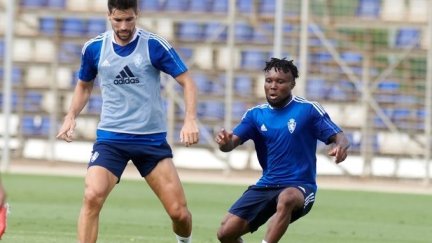 Adrián González controla un balón en un entrenamiento ante la presencia de Igbekeme.