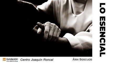 Nuri, cuidadora de ancianos, agarra con fuerza a una de las residentes (Álex Bascuas).