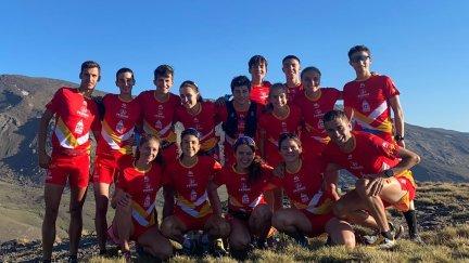 Daniel Osanz (abajo a la derecha) junto a sus compañeros de selección que acuden al Mundial juvenil.