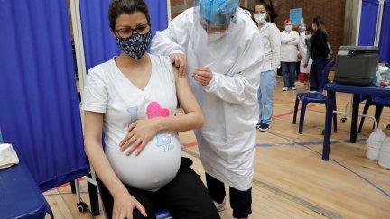 Una mujer embarazada recibe una dosis de la vacuna contra la COVID-19 (EFE).