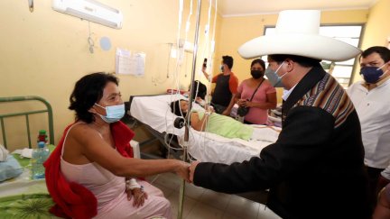 El presidente de Perú, Pedro Castillo, visita un hospital con heridos por el seísmo en Piura (Perú).