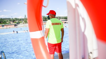 Un socorrista vigila a los bañistas de una piscina (EP).