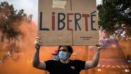 Un manifestante durante las protestas en Francia contra las medidas sanitarias.
