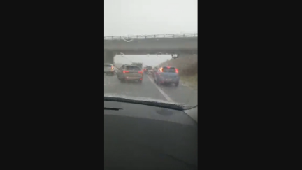 La tormenta ha obligado a detener el tráfico por momentos en la A-23 en Cariñena (Video: Pedro De la Fuente)