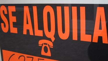 Imagen de un cartel que ofrece un inmueble en alquiler (EP).