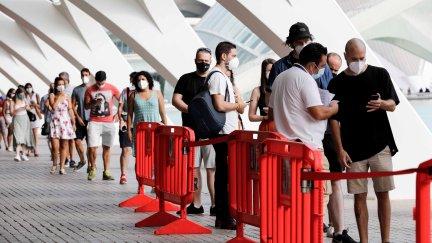 Fila de personas en un proceso de vacunación en Valencia.