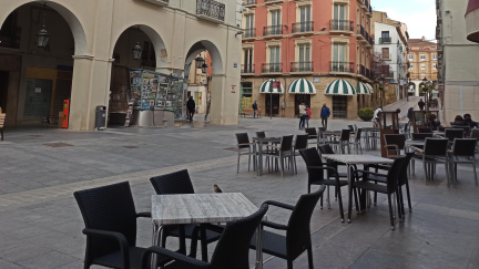 Terrazas vacías en Huesca.