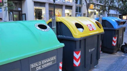 La Policía Local va a extremar la vigilancia para que no se arroje basura fuera de los contenedores.