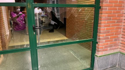 Puerta de cristal dañada en el centro médico taustano (Centro de Salud de Tauste).